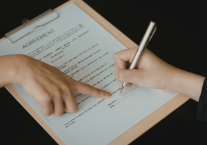 A client signing a franchise contract after receiving professional legal advice from a franchise lawyer.